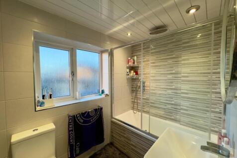 Family Bathroom Photo, Clockhouse Grove, Burnley, 