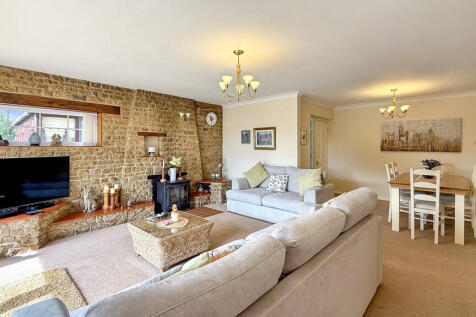 Lounge/dining roo...