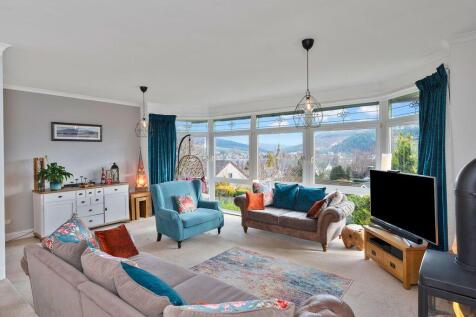 4 bed, 2 bath Detached in Leeds - Photo 1