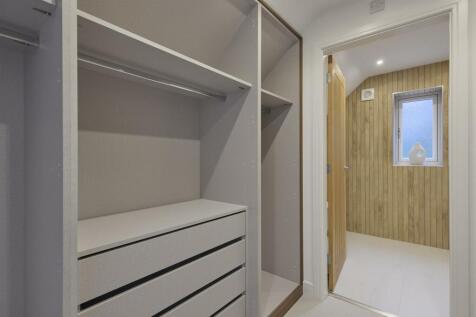 Dressing room leading to ensuite in bed 2