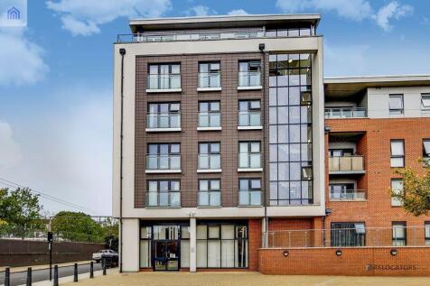 **Secure allocated PARKING space** AVIALBLE NOW**A wonderful opportunity to rent this lovely top floor apartment which overlooks the fabulous communal gardens. This apartment has an open plan kitchen