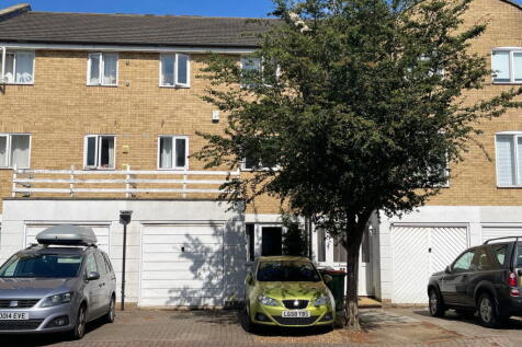 Move-in ready, Four Bedroom, Three & half bathrooms Townhouse available to rent in sought after Galleons Point. Good decorative order throughout. Close to local attractions, river walks and parks. Gre
