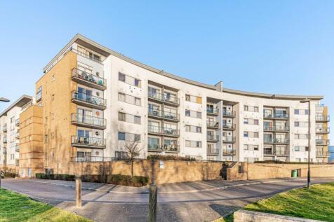Set in an excellent riverside location, a 2 bed apartment is presented in fantastic condition. It offers a spacious living and dining area with a separate kitchen and benefits from views of the river.