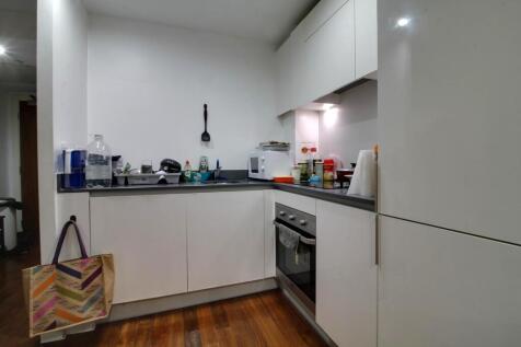 A one bedroom apartment on the 17th floor of this prestigious development at No.1 Hagley Road, complete with concierge service. The apartment offers modern specification with open plan kitchen/living