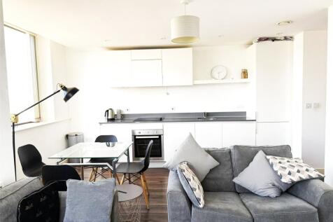 Located in a sought-after area with stunning views. Spacious open-plan living area, perfect for entertaining. Close to local amenities and transport links. Don't miss out on this stylish and comfortab