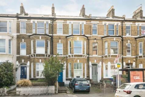 A spacious two bedroom flat located on Wandsworth Road. This property offers an open plan reception room with kitchen, bathroom and private roof terrace. Ideal for professional sharers.
