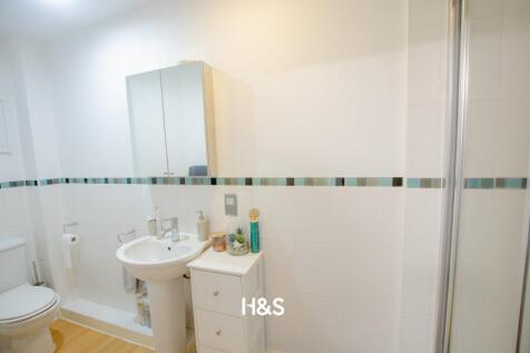 619 Sandon - Bathroom2.jpg