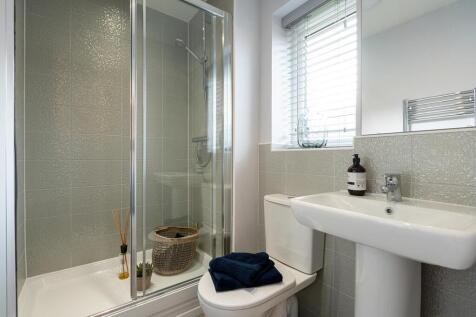 A contemporary en-suite shower room