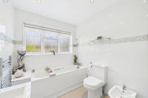 CAM03218G0-PR0690-STILL017