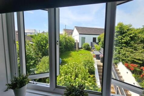 Garden and Garage to Rear.jpg