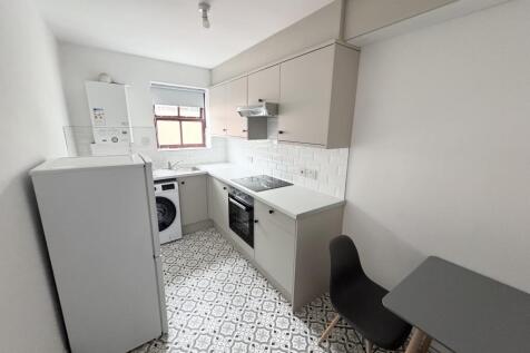 Enjoy the convenience of city living in the heart of Leeds city centre with this well-managed property from Samara Lettings.