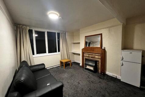2 BEDROOM APARTMENT - AVAILABLE 1ST JULY - £1050.00 PER MONTH EXC BILLS - TOP FLOOR