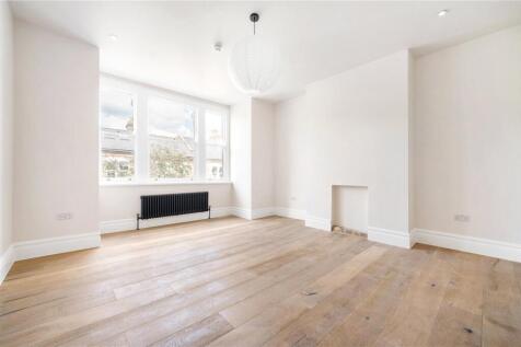 HMO APPROVED This exceptional three-bedroom flat combines contemporary design with character and is perfectly positioned adjacent to the expansive green open spaces of Peckham Rye Park.