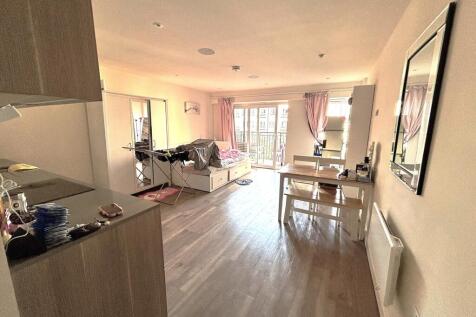 Good Sized Studio
Balcony
24 Hour Concierge
Membership to Residents' Gym and Spa
0.3 miles to nearest underground