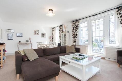 Very spacious 2 double bedroom apartment - 1st floor with private balcony - Purpose built block with lift and communal gardens - Large and bright double reception - Kitchen with all appliances - Maste