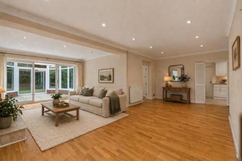 Woodlands Front Room.jpg