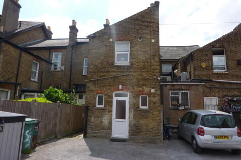 An extremely desireable newly refurbished studio flat offering compact yet functional and modern living.
The studio has it's own entrance leading to a lobby area off of which can be found the new show
