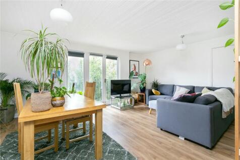 A superb 2 bedroom property with an additional single bedroom / study set within an attractive gated development moments from Whitechapel Crossrail. This recently redecorated property is very modern a