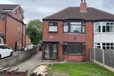 **NEWLY FITTED KITCHEN AND BATHROOM, NEW FLOORING THROUGHOUT** Ritz Properties are delighted to offer to let this well presented three bedroom semi-detached family home located in this popular area of