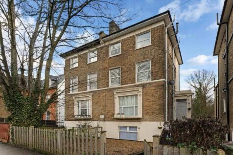 Nestled on the charming Oakfield Road, this delightful flat offers a perfect blend of comfort and modern living. With one spacious bedroom, this property is ideal for individuals or couples seeking a