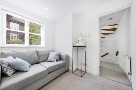 A well-presented two-bedroom apartment just moments from Primrose Hill, on a quiet residential street. The property features a fully integrated kitchen, modern finishes throughout, a spacious principa