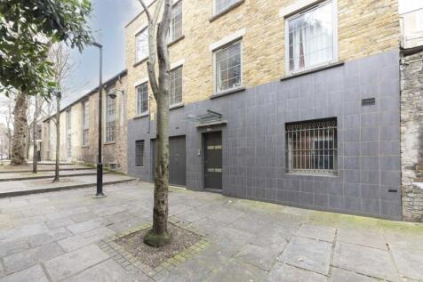 This attractive one-bedroom warehouse conversion is situated on the ground floor of this quiet development. The property is modern and has it's own private terrace. Recent renovations include an under