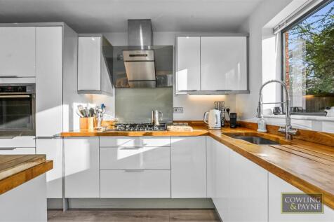 KITCHEN WITH BREAKFAST BAR