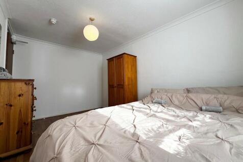 ****** ROOM 5 - ALL BILLS INCLUSIVE -COUPLES WELC Proudly presenting this double bedroom within a 5 bedroom shared maisonette. This property has been newly decorated to a high standard. Located 10 min