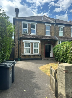 A well-presented bedsit within a converted house comprising just three flats. The property benefits from access to a communal garden and is ideally located within walking distance of Penge High Street
