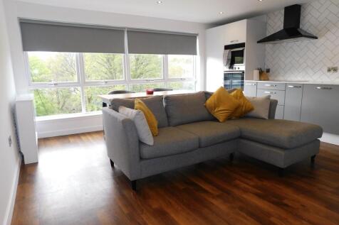 Beautifully presented 2 bedroom duplex in excellent Morningside locale. Close to all amenities, city centre and transport links. 2x double bedrooms, bathroom, kitchen / living room, utility, parking.