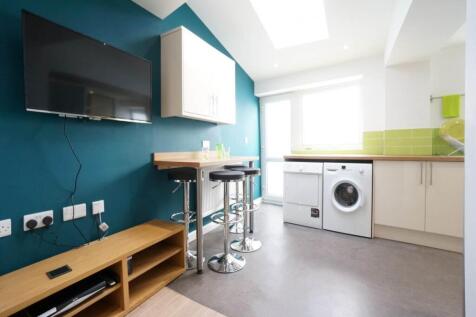 4 Bedroom House in LL57 2HD