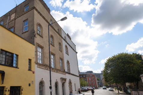 *** ONE BEDROOM APARTMENT IN A GREAT LOCATION IDEAL FOR A SINGLE PROFESSIONAL OR A COUPLE***