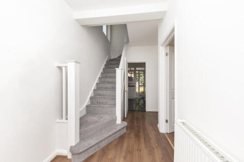 27 Berrylands - Hall