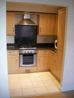 ++STUDENTS++ REDUCED 4 double bedrooms with two bathrooms. Fully integrated kitchen with lounge area. Laminate floors. Off road parking. CCTV. Great location, on a Cul-de-Sac opposite Sainsbury's. Gre