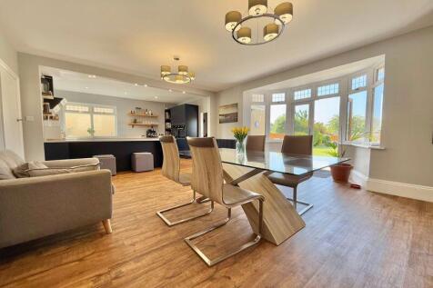 31' Kitchen/Breakfast/Family Room