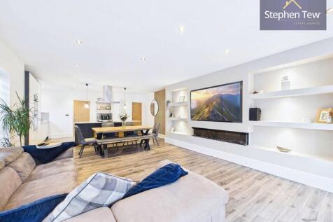 Open Plan Living/Dining Kitchen