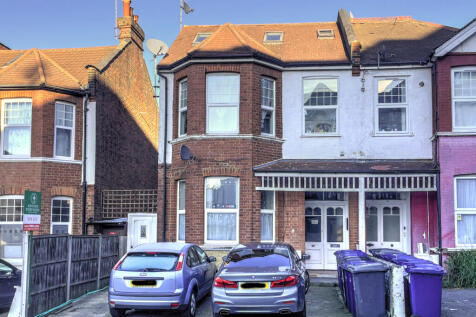 We are pleased to offer this lovely one bedroom flat situated on the second floor in Finchley Central, within a five minute walk to the Finchley Central tube station, Northern Line, zone 4.Unfurnished