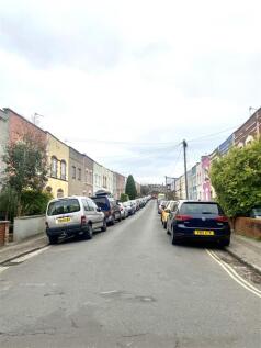 This fab one bed garden flat is ideally located in the Totterdown area of Bristol. With plenty of local pubs, great eateries, delicious cafes , green grocers to name but a few literally on your doorst
