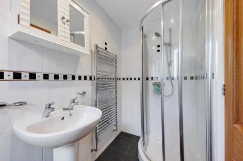 Bed 2 En Suite Shower Room