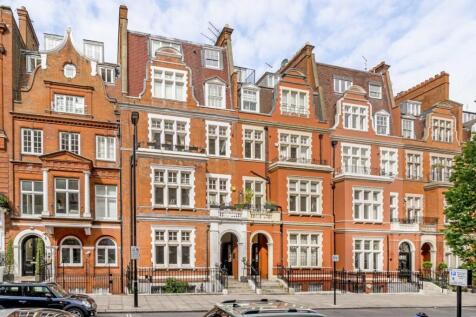 An exceptionally refurbished apartment located in a beautiful location close to Hyde Park