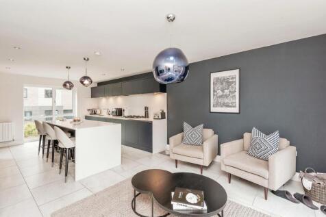 KITCHEN/SITTING ROOM