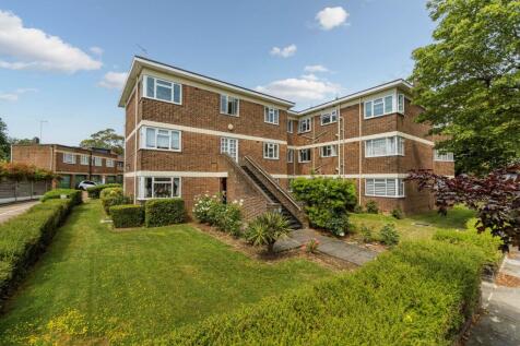 Available now, unfurnished, this spacious first-floor two-bedroom apartment offers a large reception room, separate kitchen with utility area, shower room, separate toilet, good natural light, communa