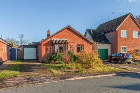 Three-bedroom detached bungalow for sale in Holbr