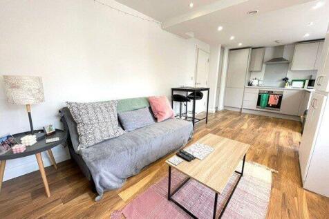 A beautifully finished ONE BEDROOM APARTMENT situated in the centre of the ever popular village of Boston Spa. With immediate access to the A1 and 5 minutes drive to the market town of Wetherby, Bosto
