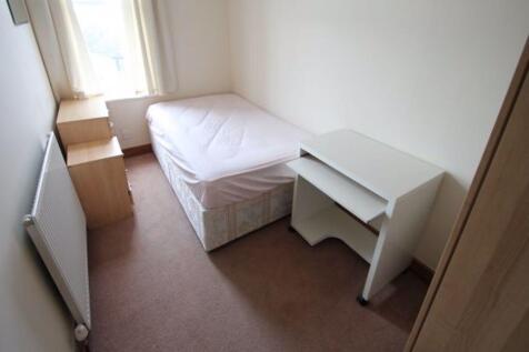 A bright and tidy single bedroom featuring a la...