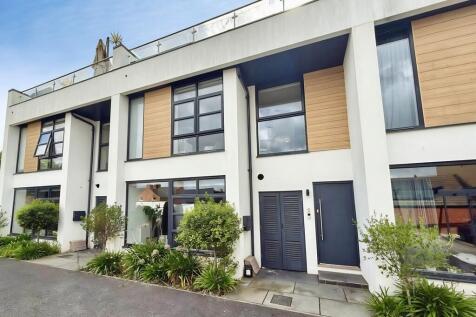 3 bed terraced house for rent in Edina Mews, Old Vicarage Road