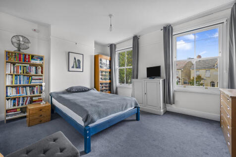 3 bed, 2 bath Terraced in London - Photo 8