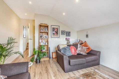 A split level top floor converted flat located in the popular area of Furzedown. This property comprises of two double bedrooms, a modern fully fitted kitchen with integrated appliances, separate rece