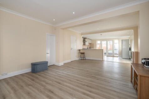 4 bed, 2 bath Semi-Detached in leeds - Photo 4