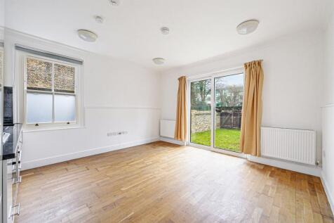 Presenting a one bedroom flat well located by Ealing Broadway. The flat is situated on the ground floor and comprises a modern bathroom, double bedroom and open plan kitchen reception. Patio doors lea
